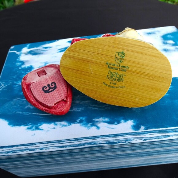 Harmony Kingdom~Byron's Lonely Hearts Club~Ladybug Figurine~1999 Club Piece - Picture 5 of 5